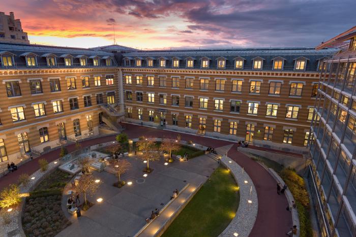 Cour Sud de la Manufacture des Tabacs fin de journ��e